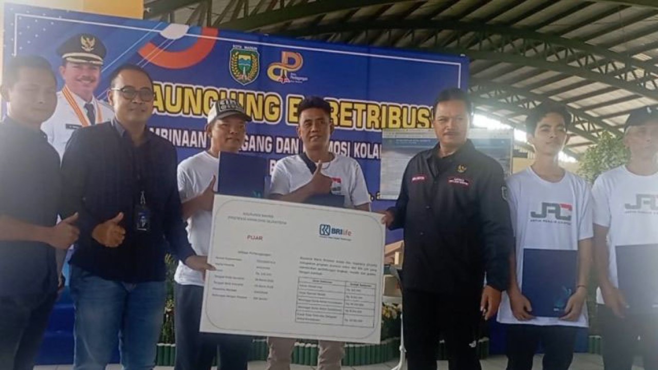 Wali Kota Madiun Maidi saat peluncuran e-retribusi bagi pedagang Pasar Besar Madiun di pasar setempat, Rabu (24/5/2023). ANTARA/Louis Rika