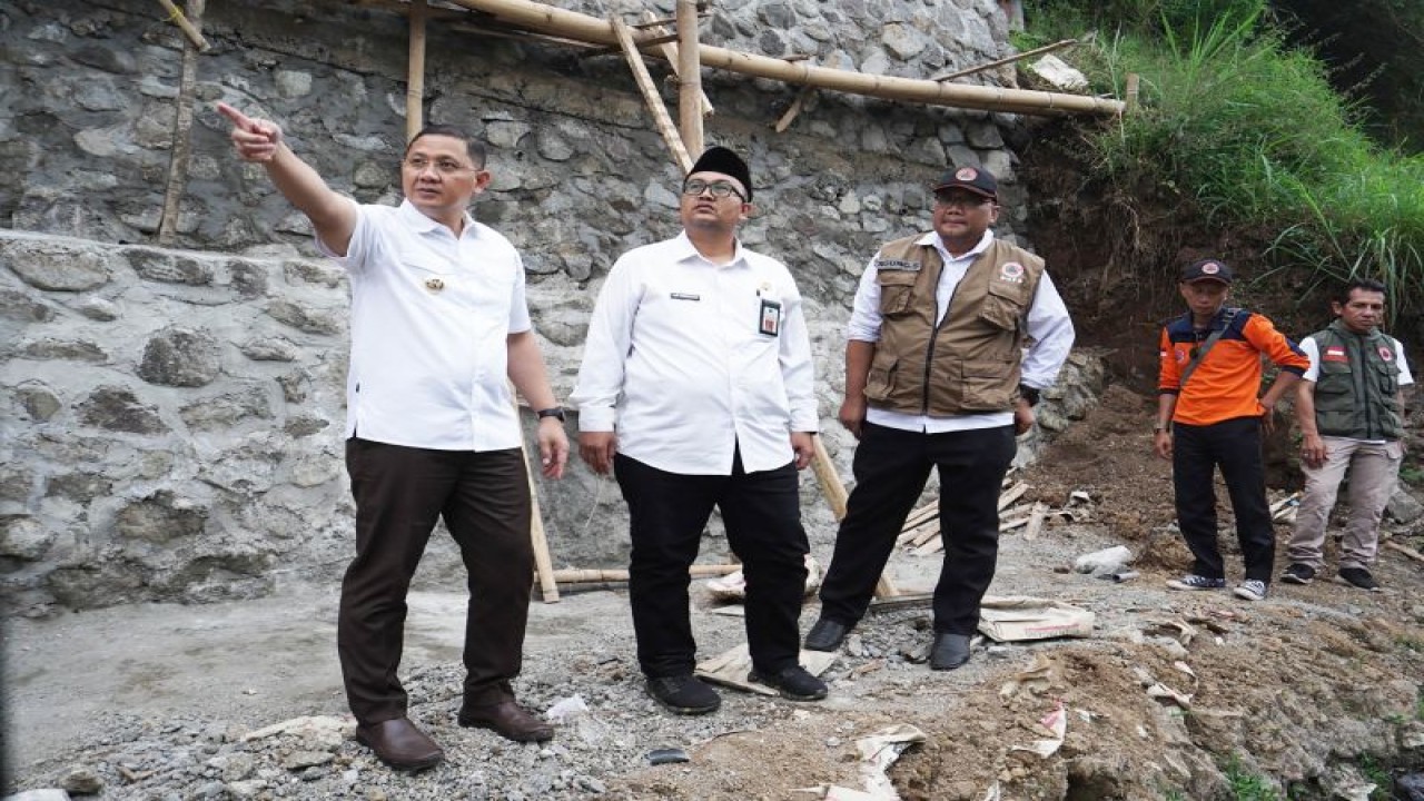 Penjabat (Pj) Wali Kota Batu Aries Agung Paewai (kiri) pada saat meninjau salah satu titik perbaikan infrastruktur di wilayah Kota Batu, Jawa Timur. ANTARA/HO-Humas Pemkot Batu.