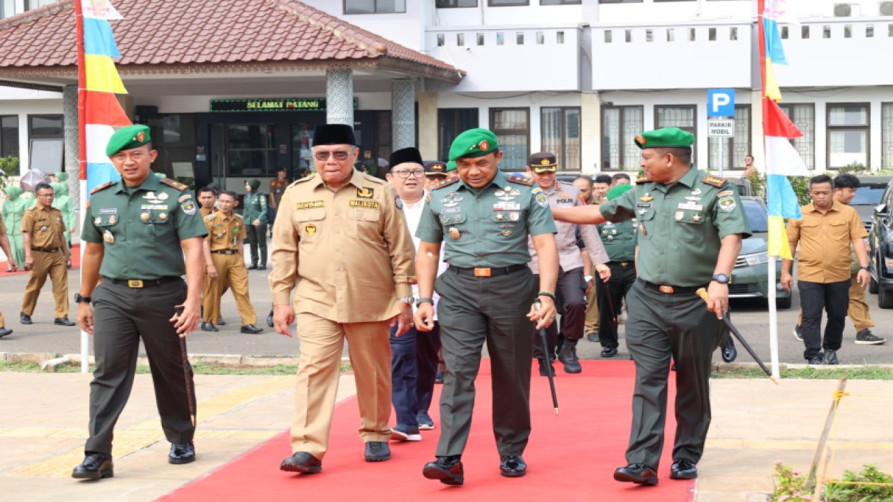 Wali Kota Tangerang Selatan Benyamin Davnie bersama Pangdam Jaya Mayjen TNI Mohamad Hasan saat menghadiri peresmian dua koramil yakni Koramil 08/Pamulang dan Koramil 09/Serpong Utara (Antara/HO)