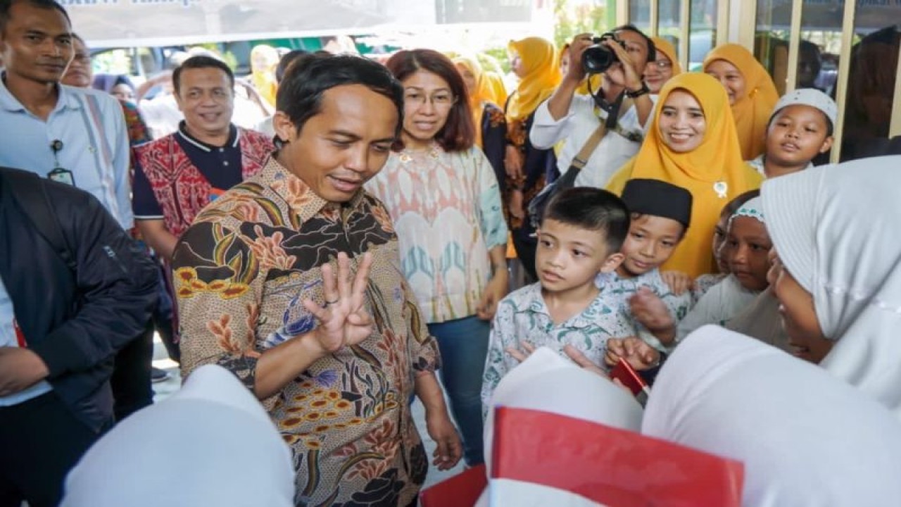 Wakil Menteri Agraria dan Tata Ruang/Wakil Kepala Badan Pertanahan Nasional (ATR/BPN) Raja Juli Antoni usai membagikan sertipikat wakaf di di tiga lokasi kota Pontianak, Kalimantan Barat, Kamis (18/5/2023). ANTARA/HO-Kementerian ATR/BPN.