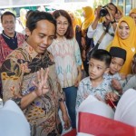 Wamen ATR/BPN serahkan sertifikat tanah wakaf di Pontianak-1684480337