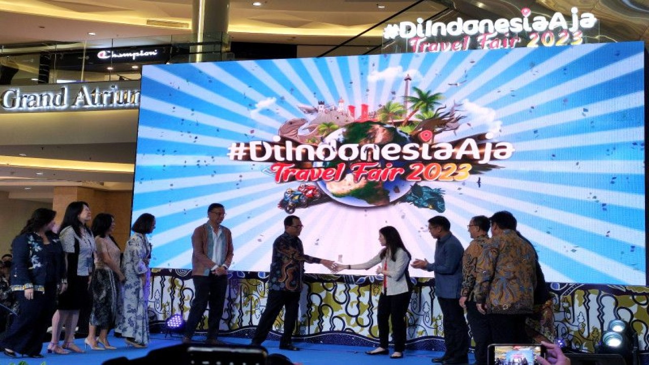 Wakil Menteri Pariwisata dan Ekonomi Kreatif (Wamenparekraf) Angela Tanoesoedibjo (keempat kanan) dan Menteri Perhubungan Budi Karya Sumadi (kelima kanan) dalam pembukaan #DiIndonesiaAja Travel Fair 2023 (#DIATF 2023) di Jakarta, Jumat (19/5/2023). ANTARA/Ade Irma Junida