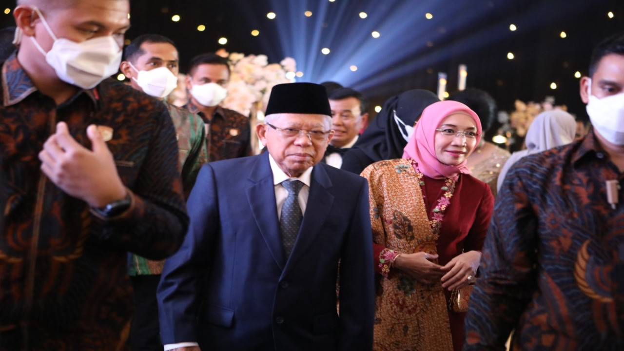 Wakil Presiden (Wapres) KH Ma'ruf Amin dan Hj. Wury Estu Handayani memberikan ucapan selamat kepada pasangan Yakup Putra Hasibuan dan Jessica Mila Agnesia Boru Damanik.