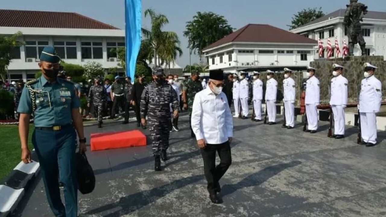Wakil Presiden (Wapres) KH Ma'ruf Amin didampingi Kepala Staf TNI Angkatan Laut Laksamana TNI Muhammad Ali, pada Senin (15/5/2023) pagi, melakukan kunjungan kerja ke Pulau Untung Jawa, Kabupaten Kepulauan Seribu untuk meresmikan Kampung Bahari Nusantara (KBN) Program TNI AL Tahun 2022. (SM/AS/RJP-BPMI Setwapres)
