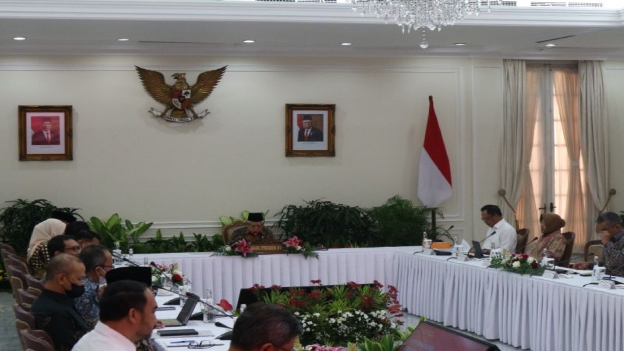 Wakil Presiden Ma'ruf Amin memimpin Rapat Pleno Tingkat Menteri tentang Percepatan Penghapusan Kemiskinan Ekstrem (PPKE) di Istana Wakil Presiden, Jakarta, Rabu (24/5/2023). ANTARA/Rangga Pandu Asmara Jingga