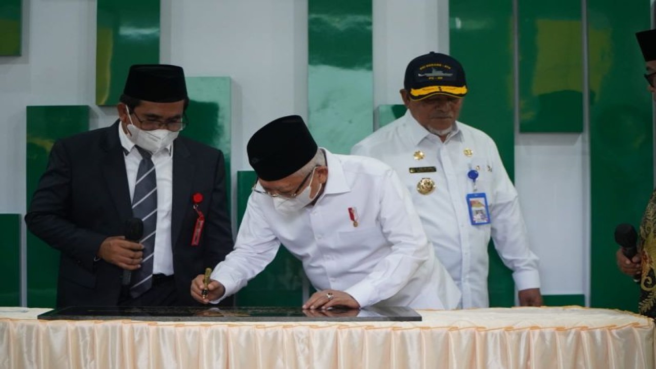 Wapres RI, KH Ma’ruf Amin meresmikan gedung kuliah terpadu IAIN Ternate ditandai dengan penandatangan prasasti didampingi Gubernur Maluku Utara Kh. Abdul Gani Kasuba, Lc dan Rektor IAIN Ternate Dr. Radjiman Ismail, Kamis (11/5/2023). (ANTARA/Abdul Fatah)