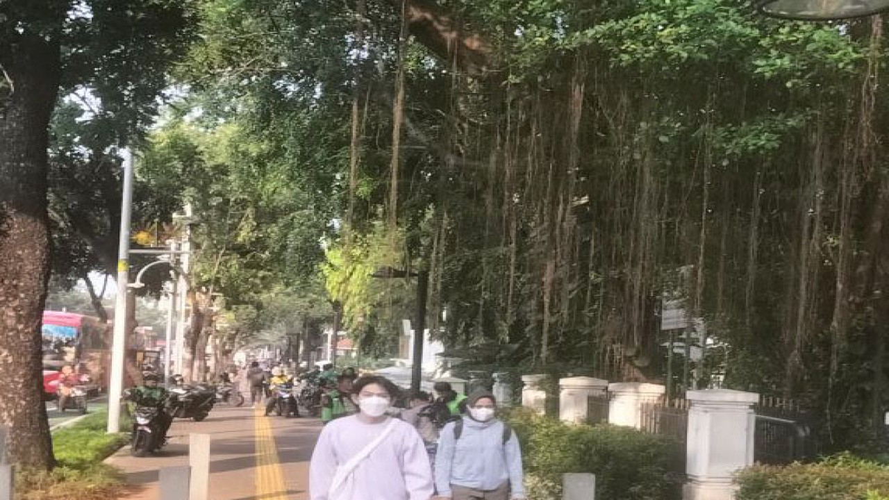 Situasi sore saat jam pulang kerja di kawasan Jalan Medan Merdeka Selatan, Jakarta Pusat, Selasa (9/5/2023). ANTARA/Walda