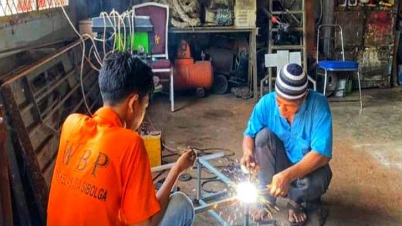 Warga binaan Lapas Sibolga membuat meja, Senin (22/5/2023). (ANTARA/HO)