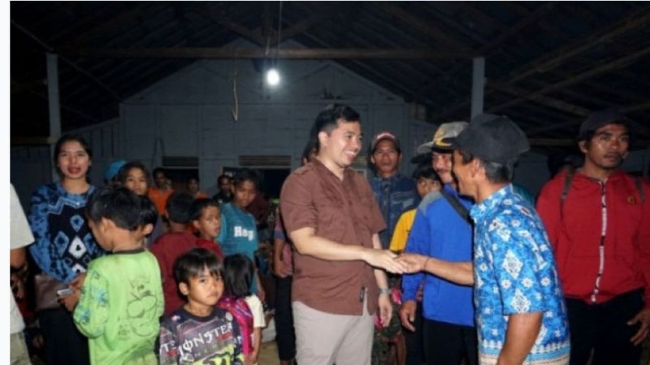 Bupati Hulu Sungai Tengah (HST) H Aulia Oktafiandi mengobrol santai dengan warga di Desa Juhu, Kabupaten HST, Kalimantan Selatan, Kamis (26/1/2023). ANTARA/HO-Prokom HST