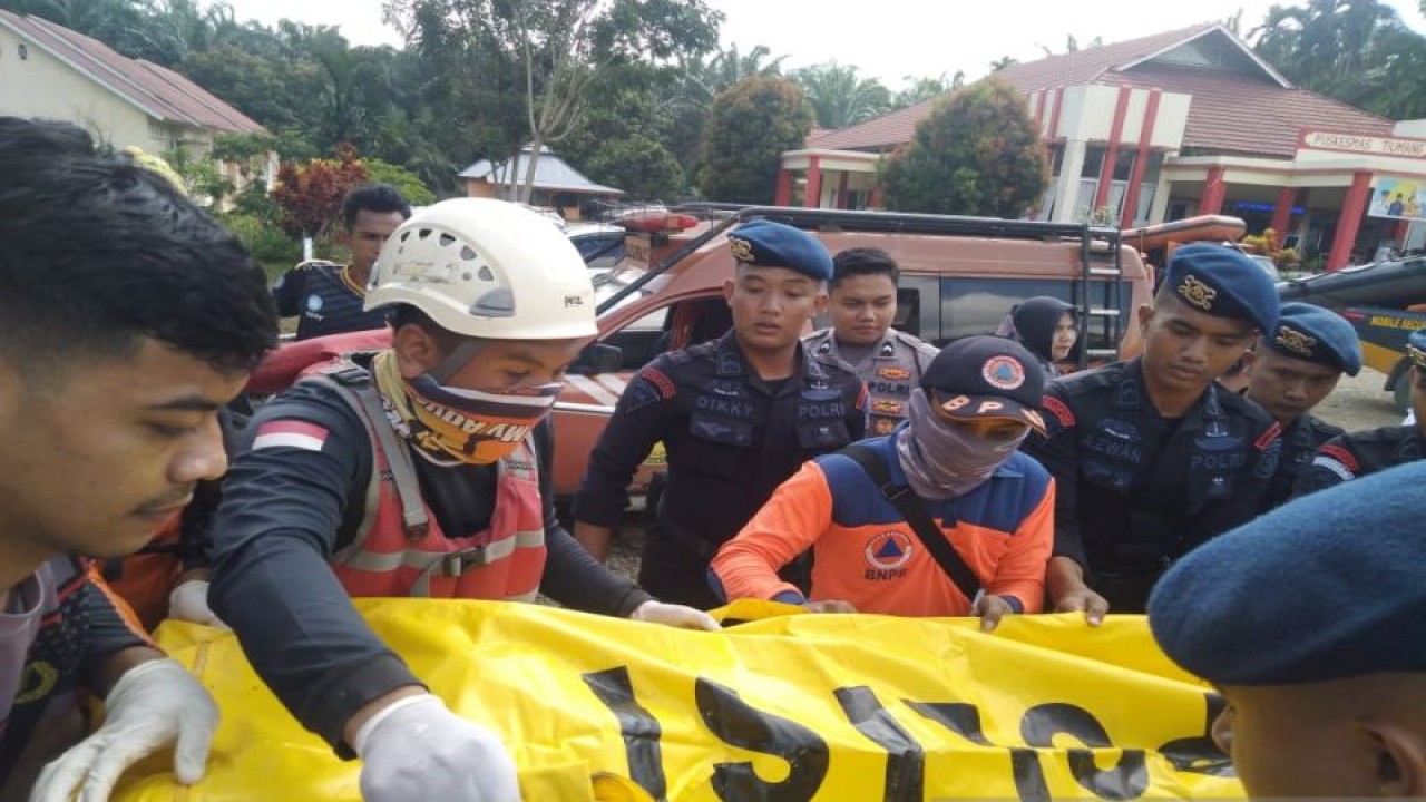 Tim SAR Gabungan mengevakuasi jasad Sumiatun (43), warga Jorong Harapan Mulya, Nagari Koto Beringin, Kabupaten Dharmasraya, Sumbar yang nekat bunuh diri dengan terjun ke Sungai Batanghari, Rabu (10/5).(Antara/HO-BPBD Dharmasraya)Warga Dharmasraya terjun Sungai Batanghari ditemukan meninggal