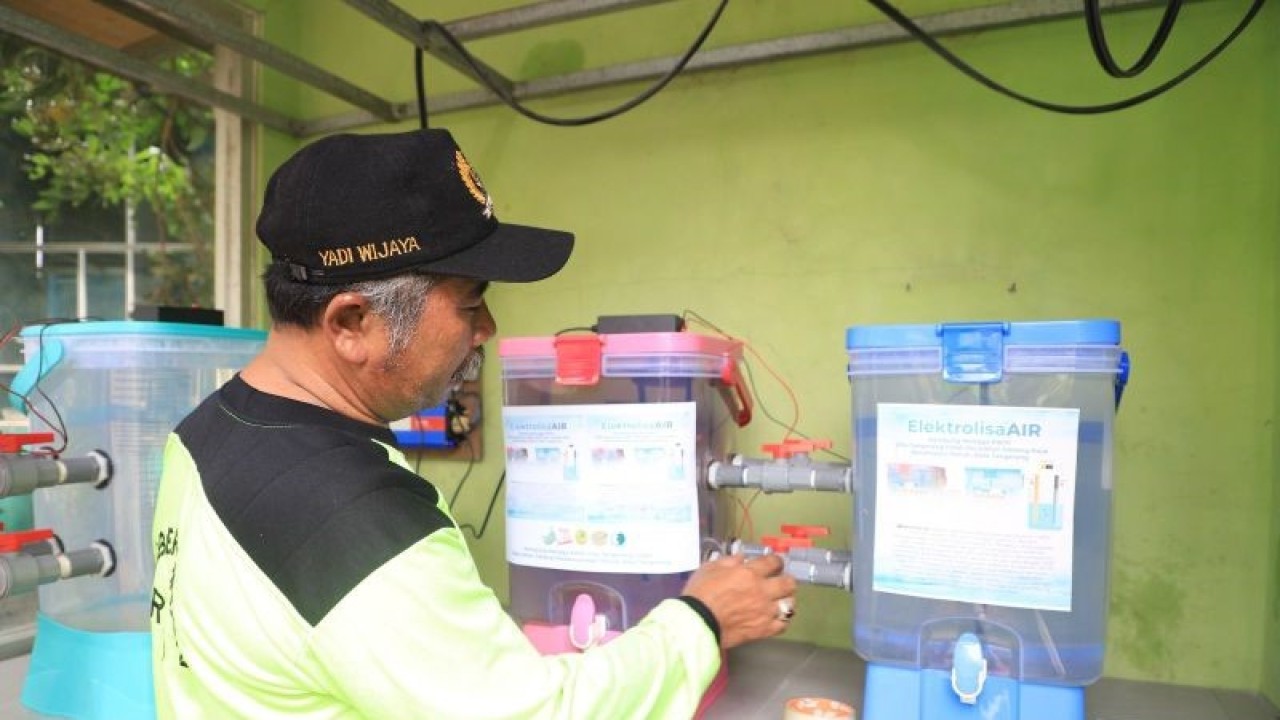 Ketua RW 10 Kampung Mangga RW10 Villa Tangerang Indah, Kelurahan Gebang Raya, Kecamatan Periuk Kota Tangerang, Provinsi Banten, Yadi Wijaya menunjukkan pengolahan air hujan jadi air bersih, Selasa (9/5/2023). FOTO ANTARA/dok.pribadi