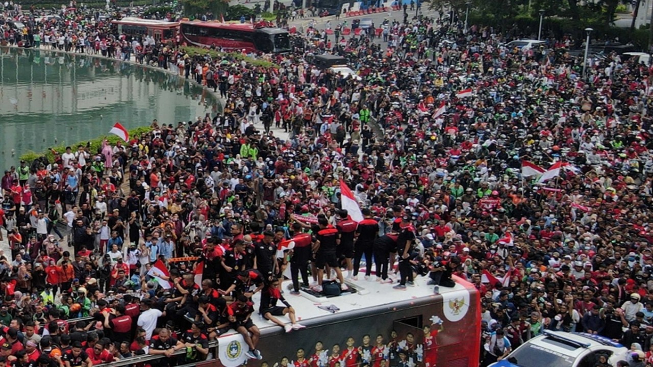 Warga membludak penuhi Bundaran HI sambut rombongan para Atlet SEA Games 2023.