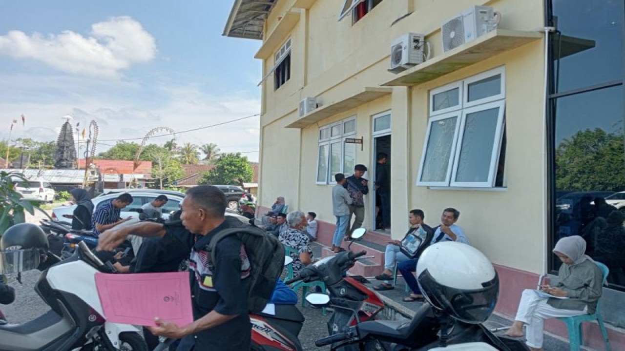 Warga mengantre untuk membuat SKCK di Polres Lombok Tengah, Nusa Tenggara Barat, Rabu (3/5/2023) (ANTARA/Akhyar)