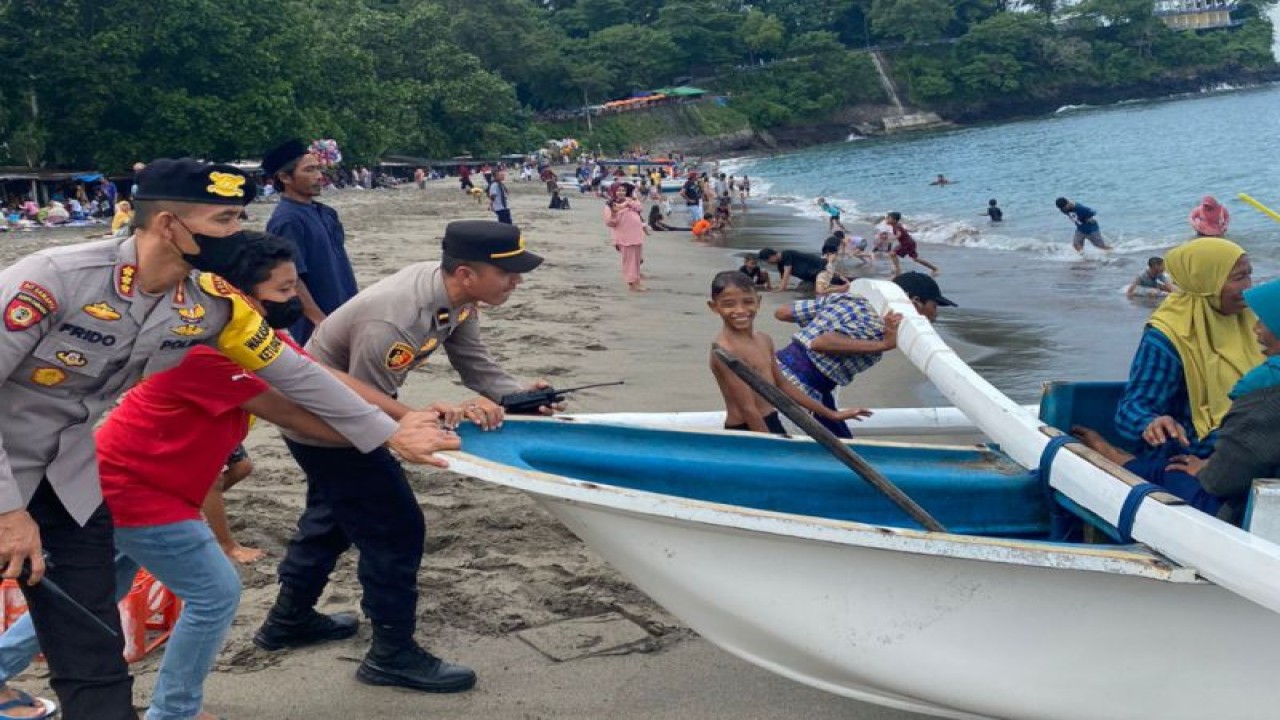 Warga saat berlibur pada hari Lebaran Topat di wilayah Pantai di Nusa Tenggara Barat (NTB) (ANTARA/Humas Polda NTB)