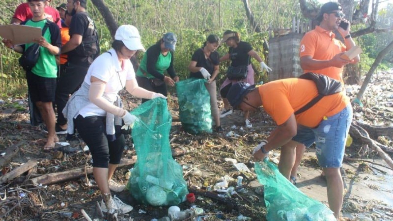 Masyarakat Desa Sidakarya berpartisipasi pada acara penghijauan dan bersih-bersih lingkungan di kawasan mangrove Desa Sidakarya, Denpasar, Bali, Kamis (18/5/2023). ANTARA/Ni Luh Rhismawati/wsj.