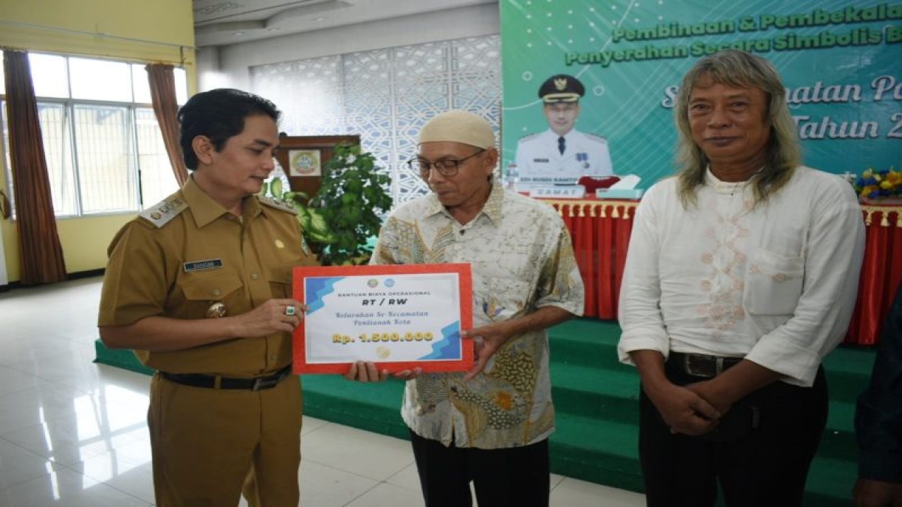 Wawako Pontianak menyerahkan bantuan operasional RT/RW (ANTARA/Prokopim PTK)
