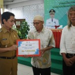 Wawako Pontianak menyerahkan bantuan operasional RT/RW (ANTARA/Prokopim PTK)-1683544365