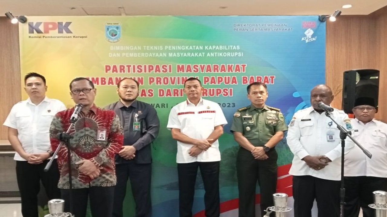 Deputi Pendidikan dan Peran Serta Masyarakat KPK RI Wawan Wardiana (kedua dari kiri) saat konferensi pers di Manokwari, Papua Barat, Rabu. (ANTARA/Fransiskus Salu Weking)