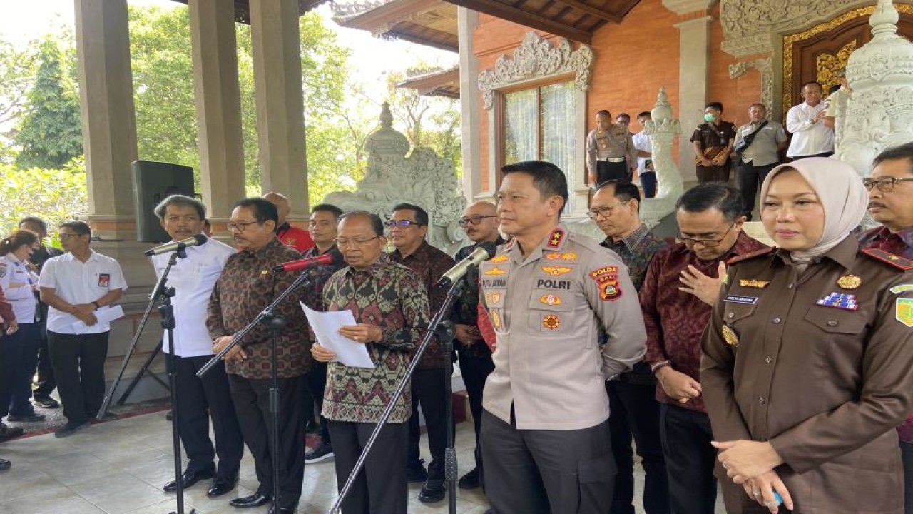 Gubernur Bali Wayan Koster saat menyampaikan larangan pendakian gunung di Denpasar, Rabu (31/5/2023). ANTARA/Ni Putu Putri Muliantari