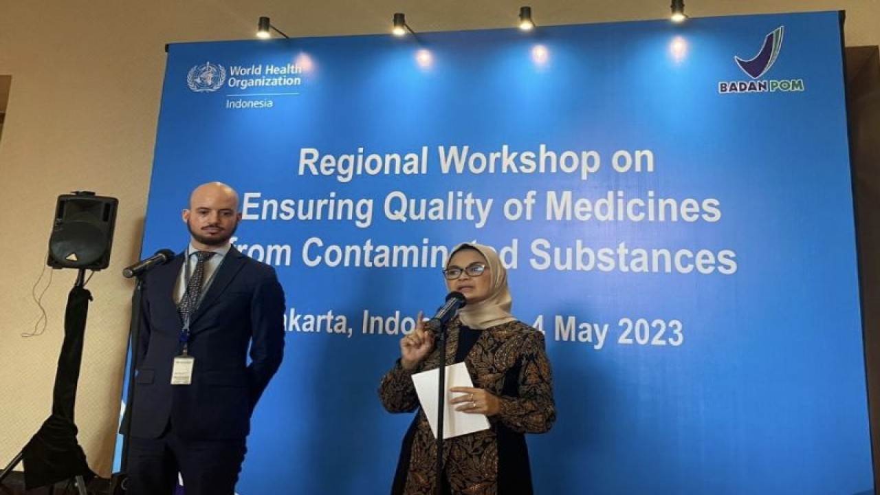 Kepala BPOM RI Penny K Lukito (kanan) didampingi Regional Advisor WHO SEARO Dr. Adrien Inoubli saat menyampaikan keterangan kepada wartawan dalam penyelenggaraan Regional Workshop on Ensuring Quality of Medicines from Contaminated Substances 2023 di Jakarta, Selasa (2/5/2023). (ANTARA/HO-BPOM).