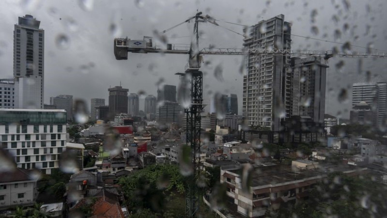 Deretan gedung bertingkat terlihat saat hujan di Jakarta, Rabu (1/2/2023). BMKG memprakirakan cuaca Jakarta berpotensi hujan yang dapat disertai kilat/petir dengan durasi singkat pada 1 Februari 2023. ANTARA FOTO/Aprillio Akbar/rwa.