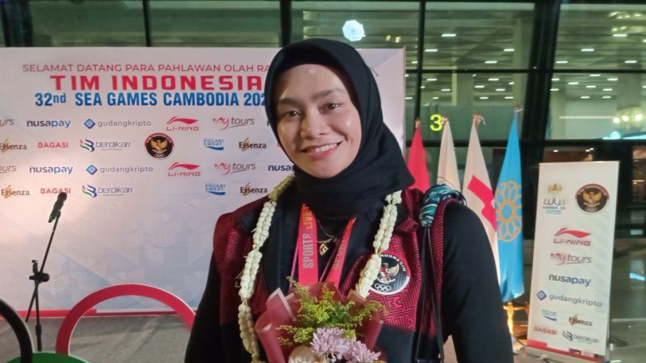 Atlet bola voli putri Wilda Siti Nurfadilah berpose setelah mengikuti upacara penyambutan atlet SEA Games di Bandara Soekarno-Hatta, Tangerang, Selasa (16/5/2023). (ANTARA/RAUF ADIPATI)