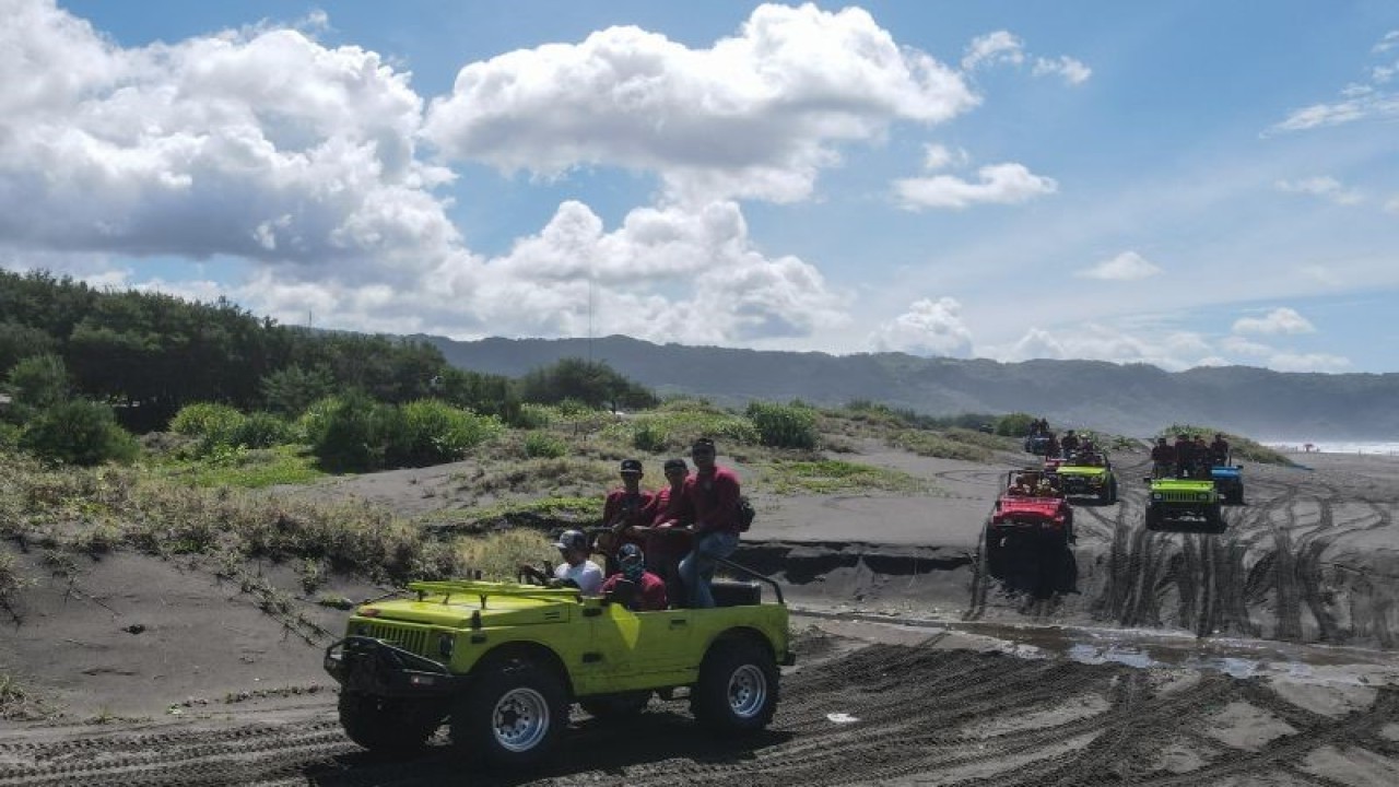 Wisatawan menaiki jip di Pantai Parangtritis, Bantul, DI Yogyakarta, Sabtu (4/3/2023). ANTARA FOTO/Hendra Nurdiyansyah/foc.