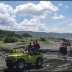 Wisatawan menaiki jip di Pantai Parangtritis, Bantul, DI Yogyakarta, Sabtu (4/3/2023). ANTARA FOTO/Hendra Nurdiyansyah/foc.-1683098714
