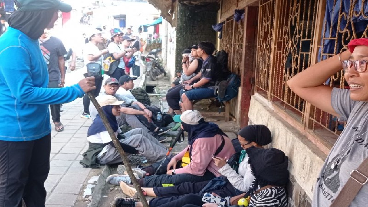 Wisatawan istirahat di Kampung Kadu Ketug kawasan permukiman masyarakat Badui, setelah melintasi jalan setapak melintasi perbukitan, pegunungan yang curam tajam menuju perkampungan Badui Dalam sepanjang 13 kilometer. ANTARA/Mansur