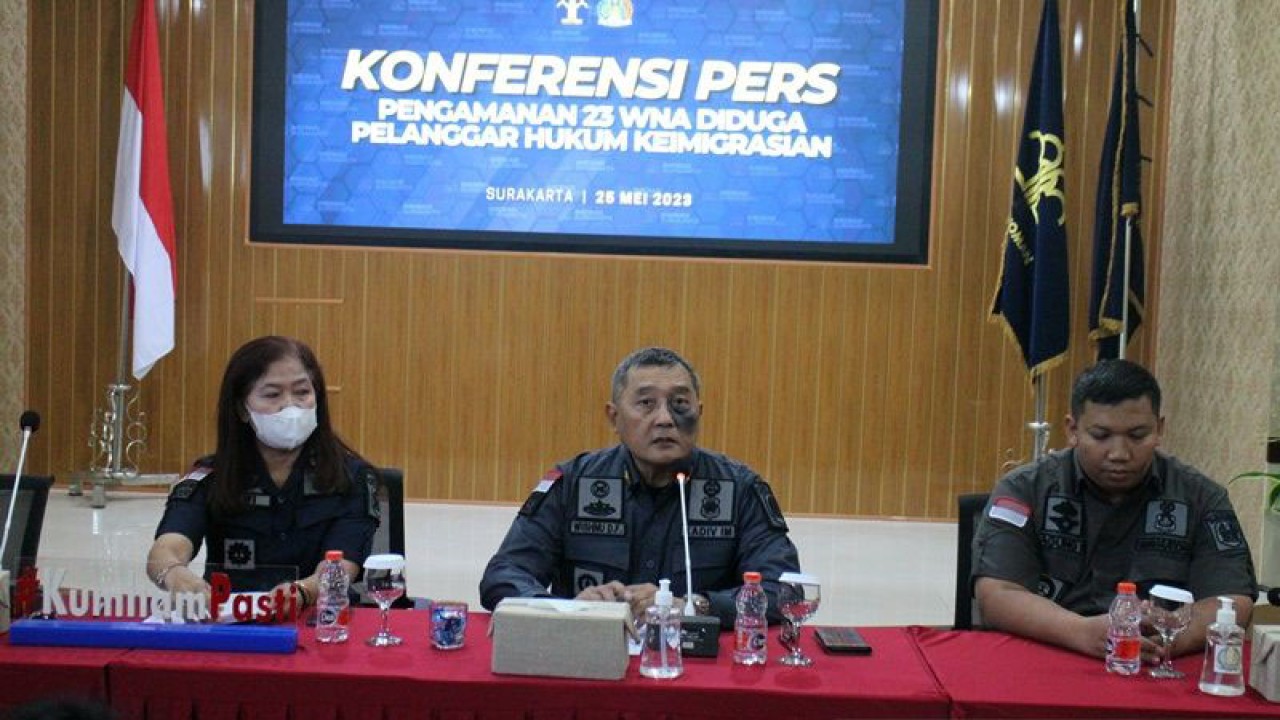 Kepala Divisi Keimigrasian Kanwil Kemenkumham Jateng Wishnu Daru Fajar (tengah) dalam konferensi pers di Kantor Imigrasi Surakarta, Jawa Tengah, Kamis (25/5/2023). (ANTARA/Bambang Dwi Marwoto)