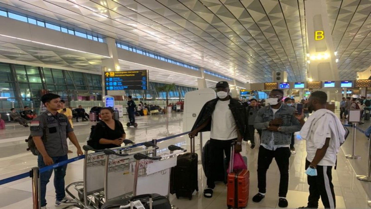 Rumah Detensi Imigrasi Denpasar mendeportasi tiga WNA dari Afrika Barat di Denpasar, Selasa (16/5/2023). ANTARA/HO-Kemenkumham Bali