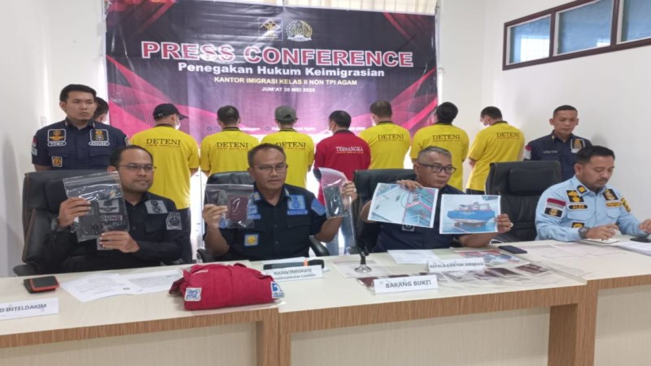 Divisi Imigrasi Kememkumham Sumbar dan Kantor Imigrasi Agam menggelar konferesi pers terkait penangkapan delapan WNA asal Tiongkok, di Bukittinggi, Jumat (26/5/2023). ANTARA/HO-Kanwil Kemenkmham Sumbar.