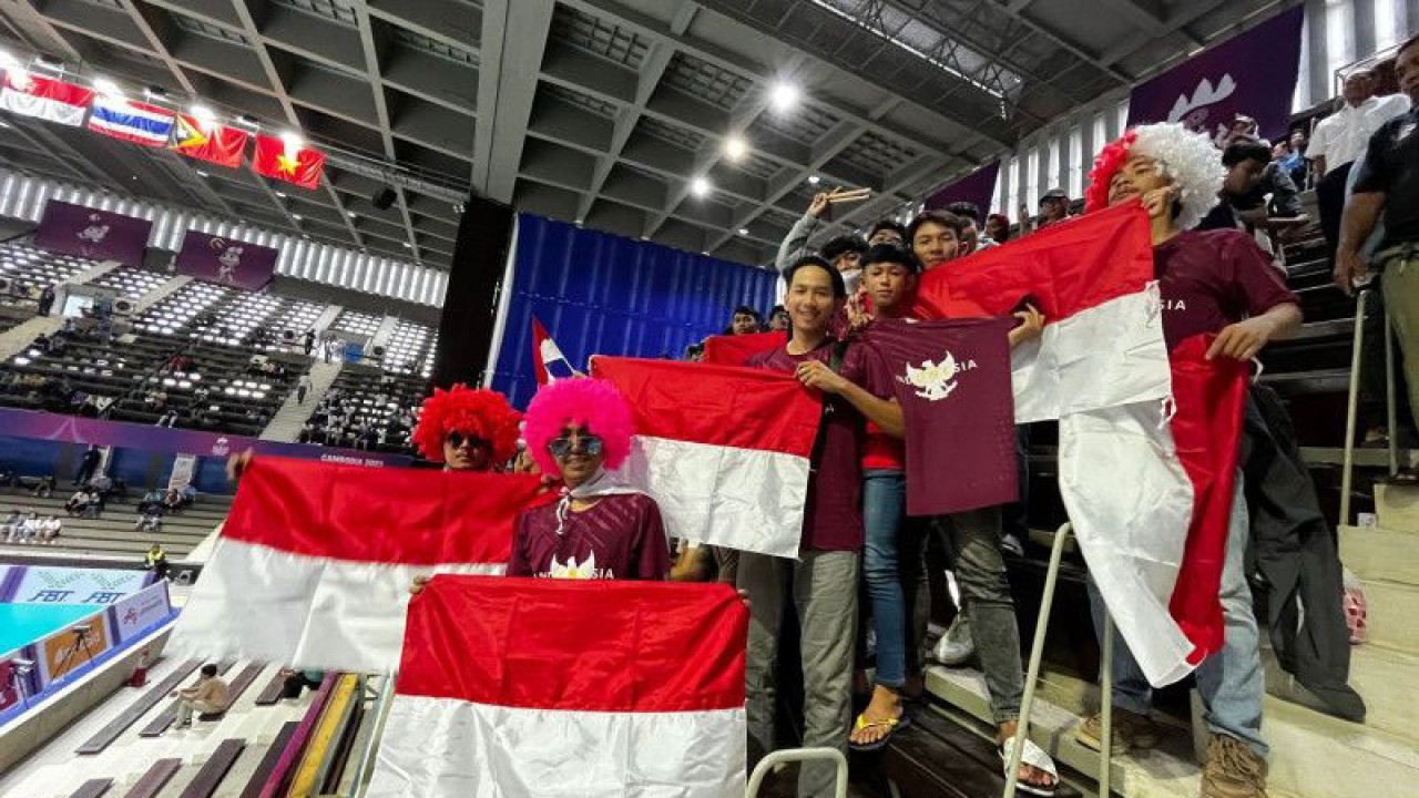 Warga negara Indonesia yang hadir sebagai suporter di babak penyisihan grup A bola voli putra Indonesia melawan Filipina di Stadion Olimpiade Phnom Penh, Kamboja, Rabu (3/5/2023). (ANTARA/Arnidhya Nur Zhafira)