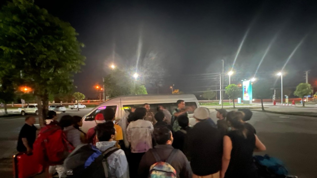 Warga negara Indonesia (WNI) yang menjadi korban tindak pidana perdagangan orang (TPPO) bersiap menaiki kendaraan, Minggu (7/5/2023). ANTARA/HO-Kemenlu