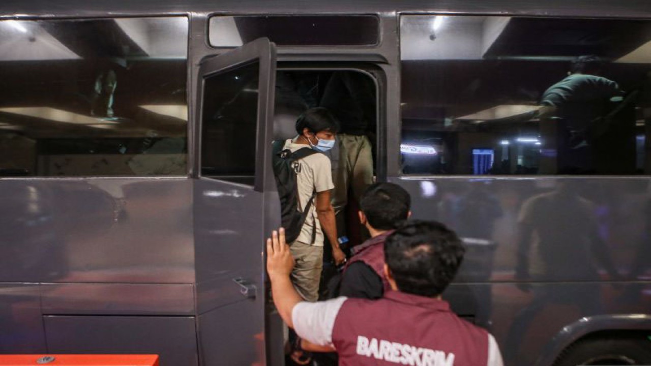 Sejumlah WNI korban Tindak Pidana Perdagangan Orang (TPPO) menaiki bus setibanya dari Filipina di Bandara Internasional Soekarno Hatta, Tangerang, Banten, Jumat (26/5/2023). ANTARA FOTO/Fauzan/rwa.