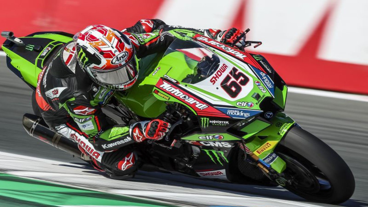 Arsip - Pebalap Kawasaki Jonathan Rea pada latihan bebas pada rides World Superbike Championship di TT Circuit Assen, 22 April 2022. (AFP/VINCENT JANNINK)