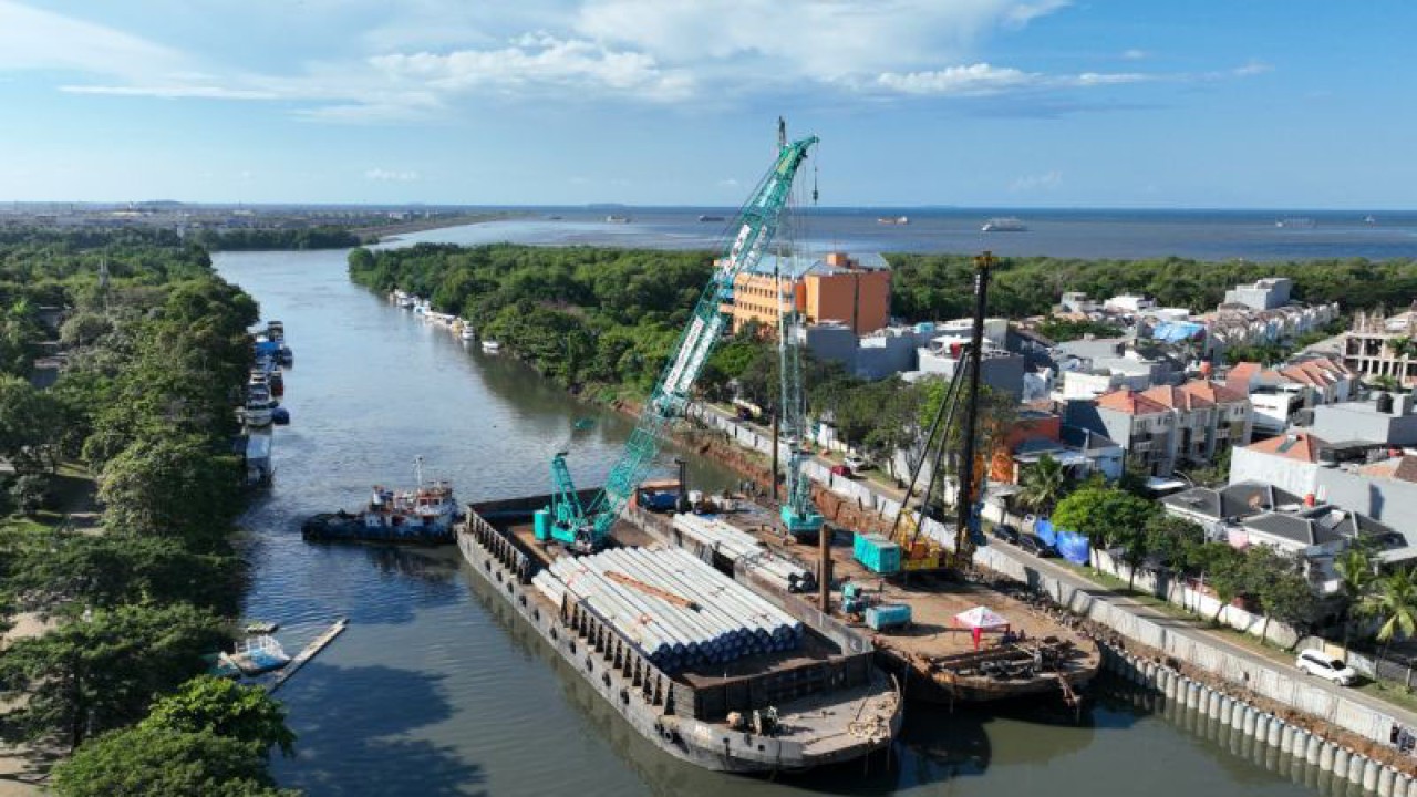 PT Waskita Beton Precast Tbk (WSBP) menyuplai produk paku bumi dengan nilai kontrak sebesar Rp99,59 miliar untuk pembangunan Proyek Pengaman Pantai di Pantai Indah Kapuk (PIK), Jakarta, Sabtu (13/5/2023). ANTARA/HO-WSBP.