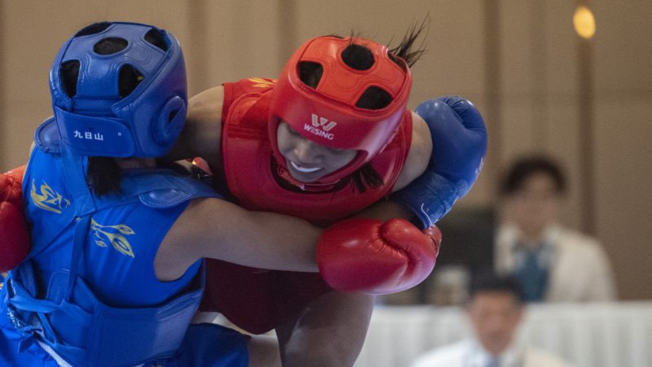 Atlet Wushu Indonesia Tharisa Dea Florentina (kanan) bertarung melawan atlet Wushu Kamboja Phatt Dany (kiri) dalam final Wushu nomor Sanda 52 kg putri saat SEA Games 2023 di Chroy Changvar International Convention & Exhibition Center, Phnom Penh, Kamboja, Jumat (12/5/2023). . ANTARA FOTO/M Agung Rajasa/nym.