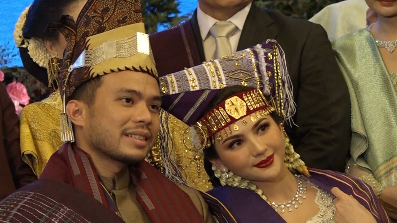 Yakup Hasibuan-Jessica Mila Mendapat Ulos Hela