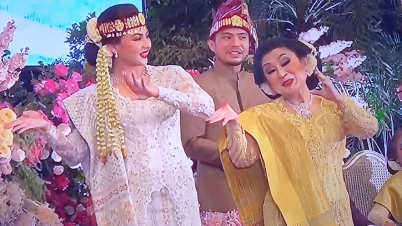 Yakup Hasibuan-Jessica Mila Nyanyi Bareng di Pernikahan Adat