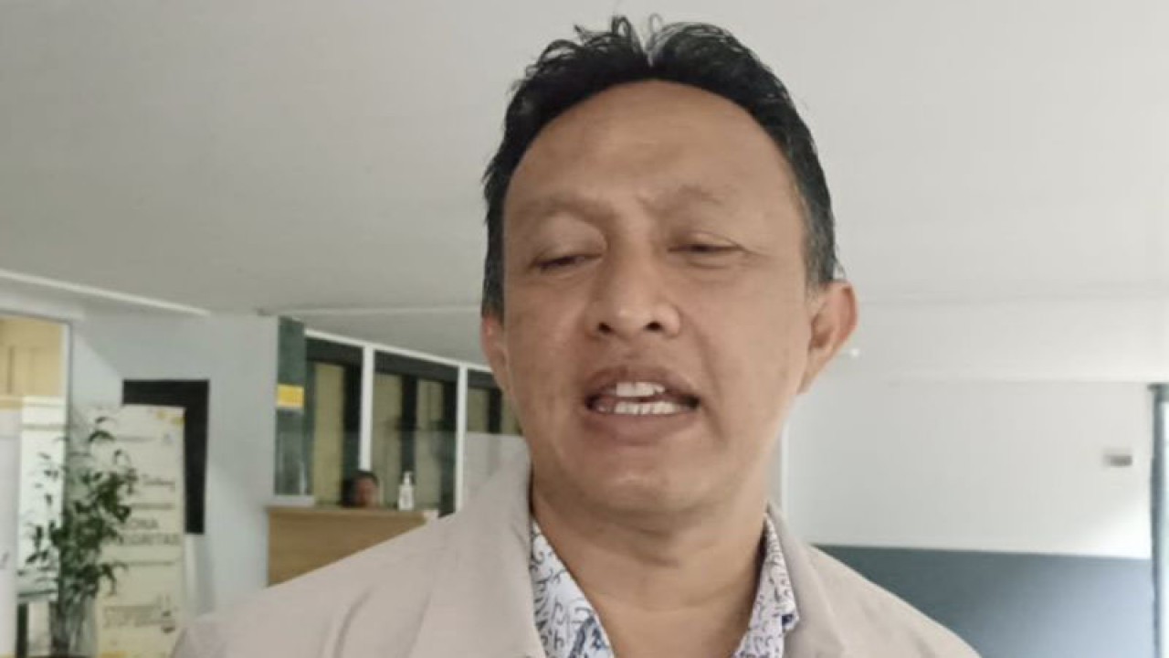 Kepala Diskominfo Kota Bandung Yayan Ahmad Brilyana saat ditemui usai menjalani pemeriksaan oleh KPK di Gedung Balai Kompetensi Kementerian PUPR di Jalan Jawa, Kota Bandung, Jawa Barat, Rabu (10/5/2023). (ANTARA/Bagus Ahmad Rizaldi)