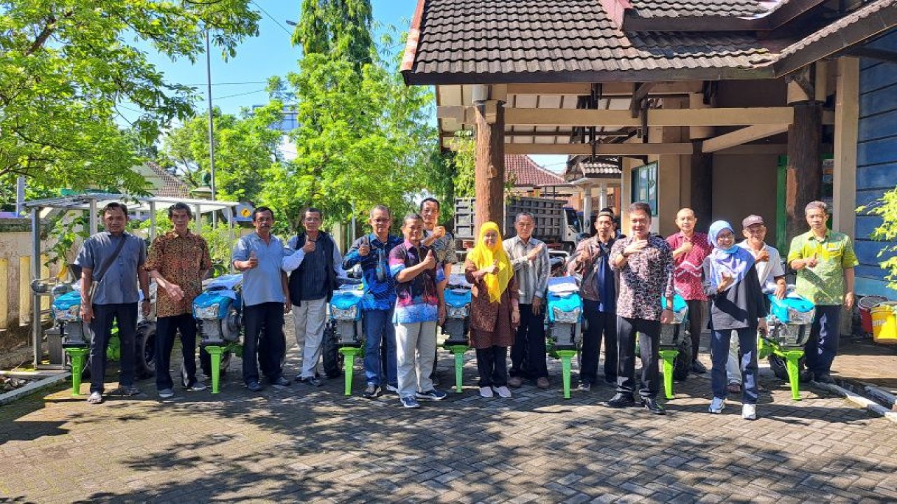 Kepala Bidang Tanaman Pangan Dinas Pertanian dan Ketahanan Pangan DIY Andi Nawa Candra menyerahkan bantuan traktor kepada kelompok tani di Kulon Progo. (ANTARA/HO-Dokumen Dinas Pertanian dan Pangan Kulon Progo)