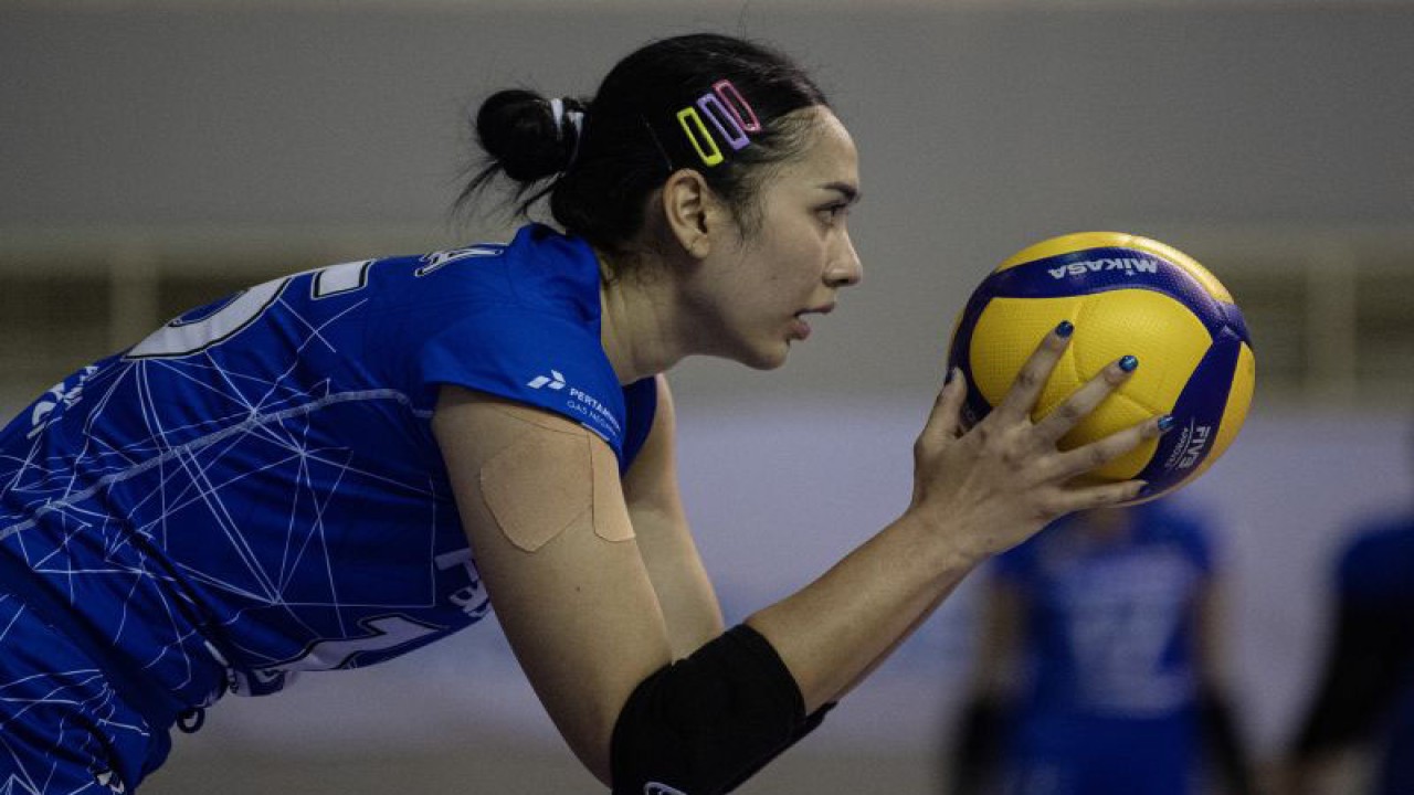 Pebola voli putri Jakarta Pertamina Fastron Yolla Yuliana bersiap melakukan servis kearah tim voli Jakarta BIN pada pertandingan putaran pertama minggu ketiga PLN Mobile Proliga 2023 di Palembang Sport and Convention Center (PSCC), Palembang, Sumatera Selatan, Jumat (20/1/2023). Jakarta Pertamina Fastron menang atas Jakarta BIN dengan skor 3-1 (21-25, 25-14, 25-18, 25-20) ANTARA FOTO/Nova Wahyudi (ANTARA FOTO/NOVA WAHYUDI)