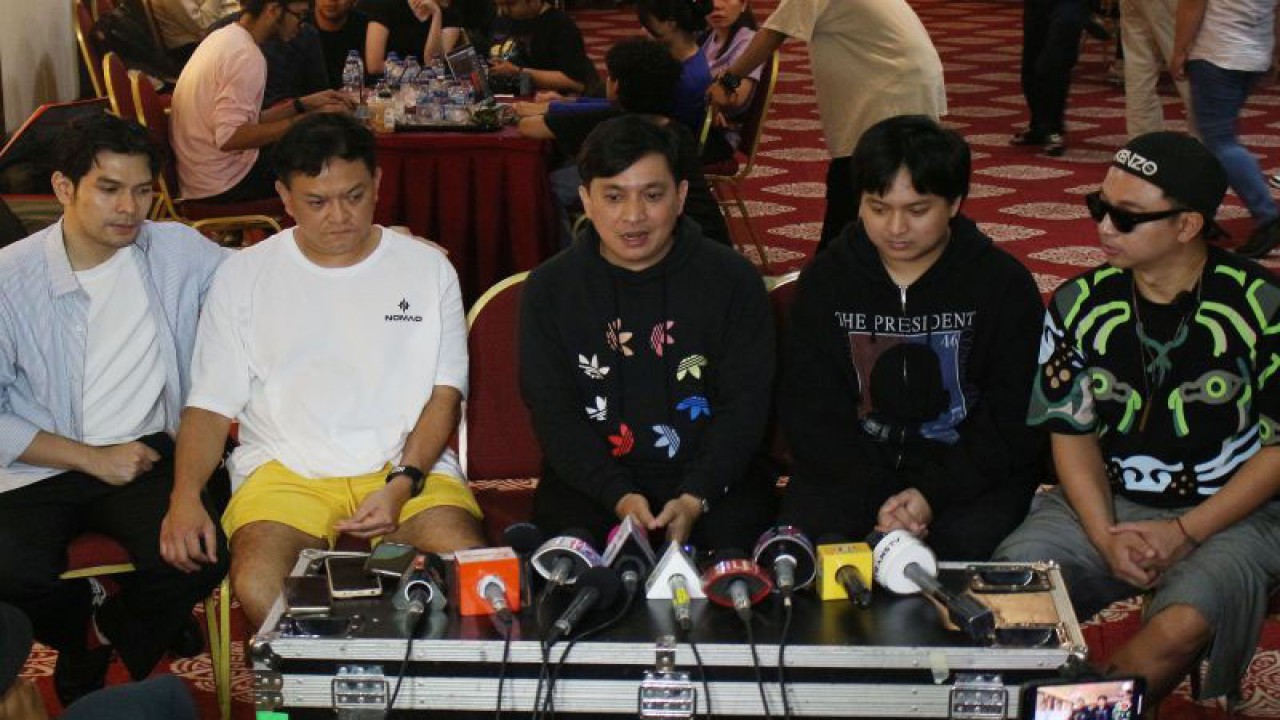 (kiri ke kanan): Gusti 5Romeo, Hedi Yunus, Yovie Widianto, Arsy Widianto, dan Mario Ginanjar di sela latihan konser "Yovie Widianto: Billion Songs Confest" di Jakarta, Senin (1/5). (ANTARA/Ahmad Faishal)