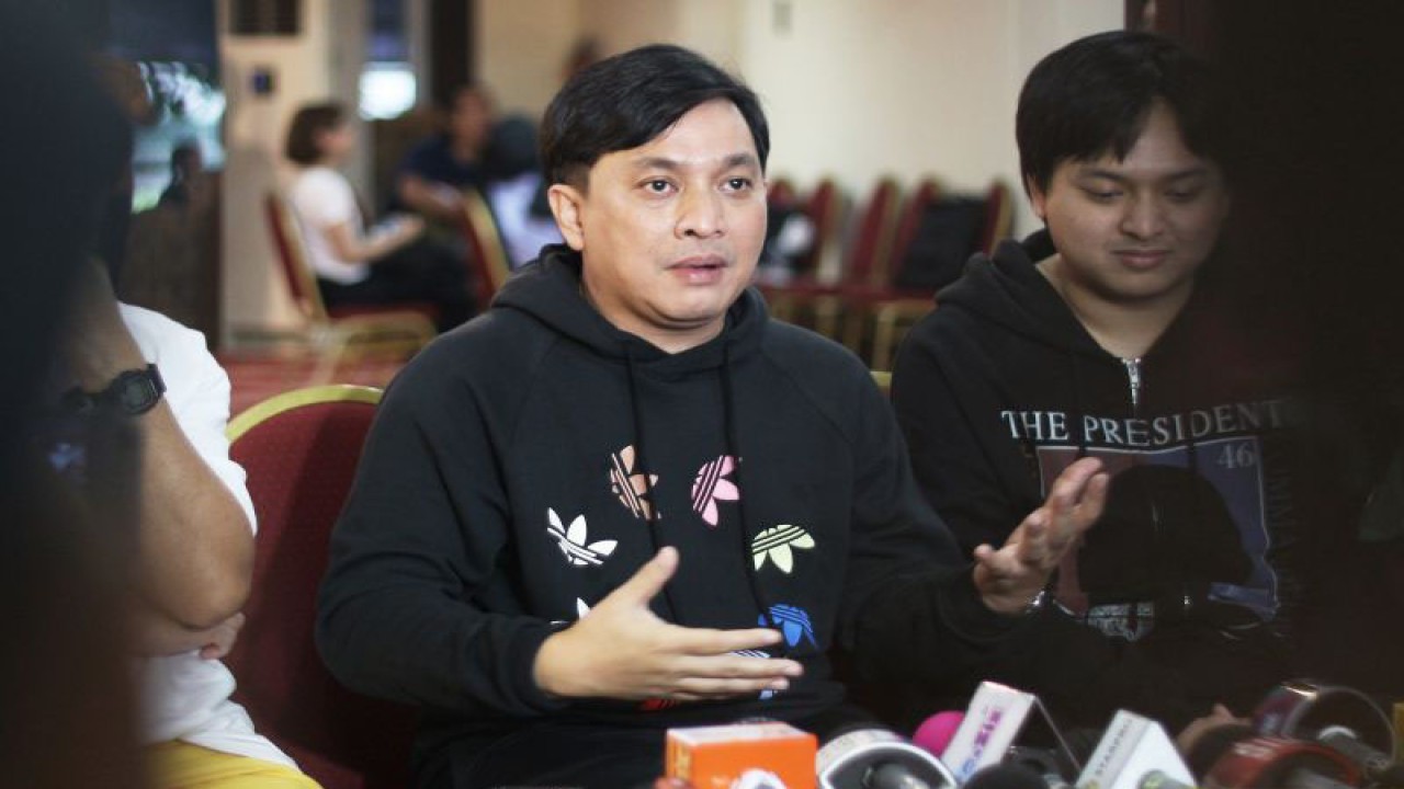 Musisi Yovie Widianto bersama sang putra Arsy Widianto saat jeda sesi latihan konser "Billion Songs Confest" di Jakarta, Senin (1/5). (ANTARA/Ahmad Faishal)