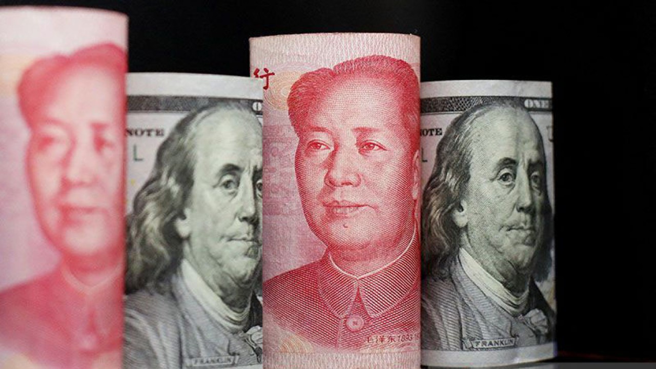 Uang kertas yuan China dan dolar AS terlihat dalam gambar ilustrasi yang diambil pada 29 September 2022. ANTARA/REUTERS/Florence Lo/pri.