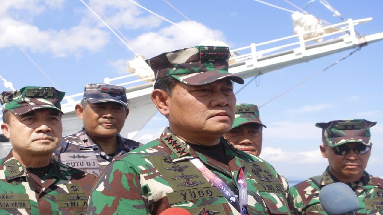 Panglima TNI Laksamana TNI Yudo Margono di Dermaga Marina Labuan Bajo, Manggarai Barat, NTT, Rabu (10/5/2023). (ANTARA/Fransiska Mariana Nuka)