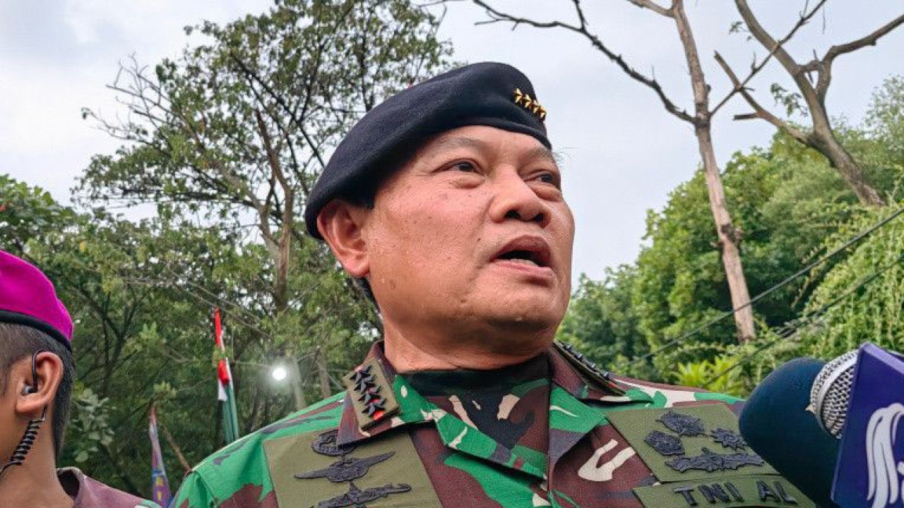 Panglima TNI Laksamana TNI Yudo Margono memberi keterangan usai prosesi puncak penanaman mangrove oleh TNI di Taman Wisata Alam Mangrove, Angke Kapuk, Jakarta Utara, Senin (15/5/2023). ANTARA/Gilang Galiartha.