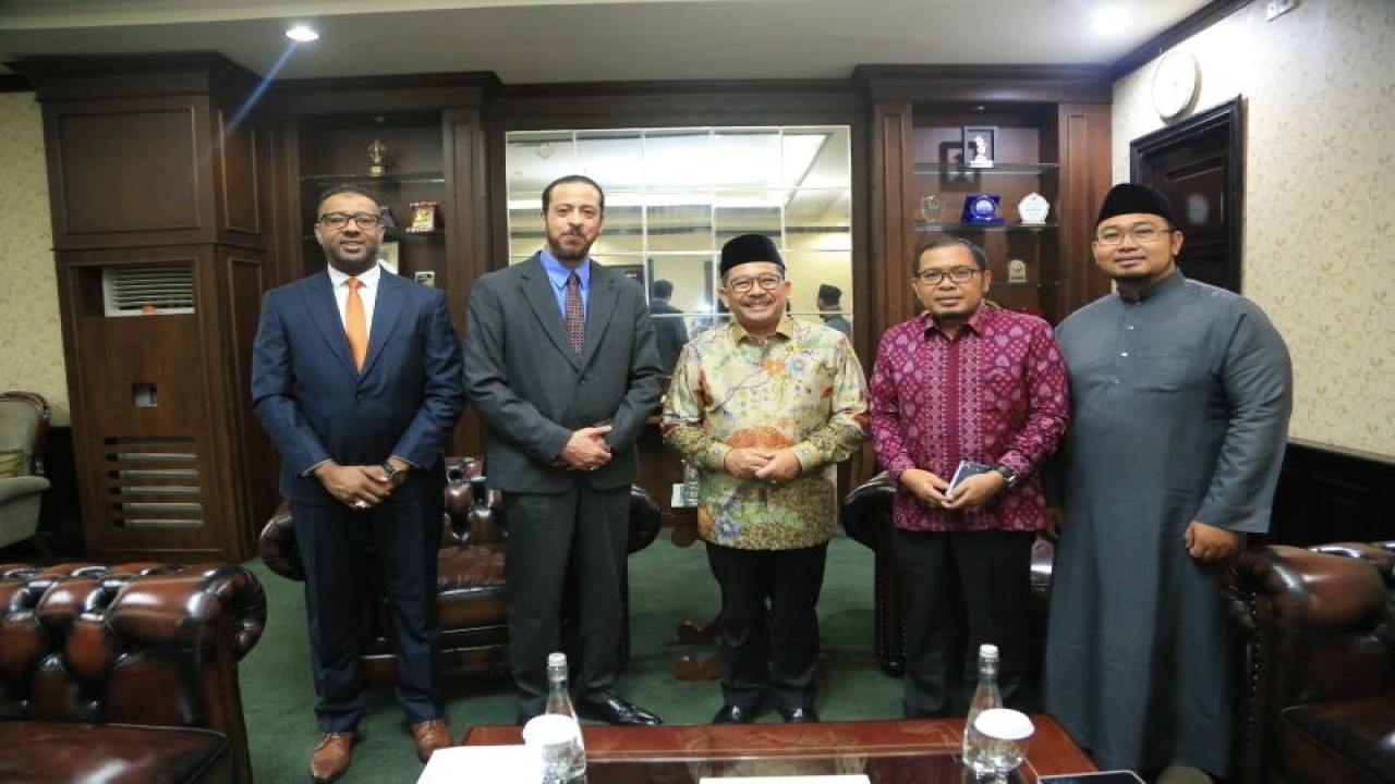Wakil Menteri Agama Zainut Tauhid Sa'adi (tengah) saat menerima kunjungan Kedutaan Besar Libya untuk Indonesia, Zakarya MM El Maghrabi, di Jakarta, Rabu (31/5/2023). (FOTO ANTARA/HO-Kemenag)