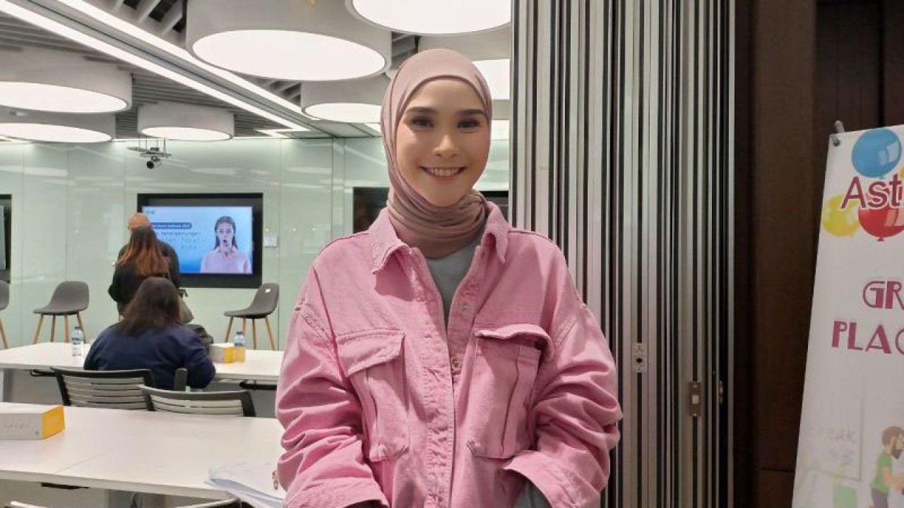 Selebritas Zaskia Adya Mecca saat ditemui dalam acara temu media AstraZeneca di Jakarta, Rabu (10/5/2023) (ANTARA/Suci Nurhaliza)